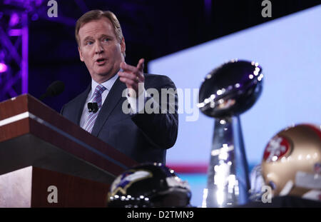 1. Februar 2013 - New Orleans, LOUISIANA, USA - National Football League Kommissar Roger Goodell gibt eine Pressekonferenz vor dem Super Bowl in New Orleans, Louisiana USA Februar 2013.  2013 Super Bowl wird im Mercedes-Benz Superdome in New Orleans, Louisiana USA am 3. Februar 2013 stattfinden. (Kredit-Bild: © Dan Anderson/ZUMAPRESS.com) Stockfoto