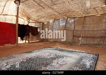 Innere des traditionellen Beduinenzelt in Abu Dhabi, Vereinigte Arabische Emirate Stockfoto