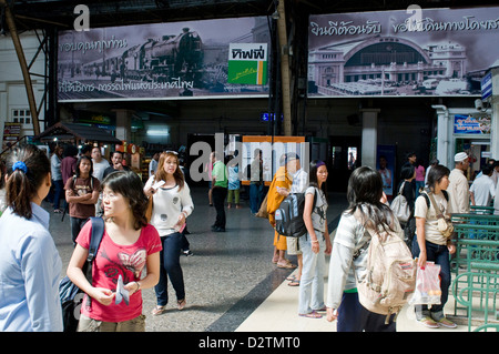 Bangkok, Thailand, Reisende in Hua Lamphong Station Stockfoto