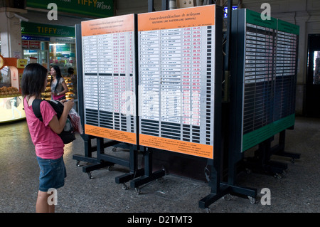 Bangkok, Thailand, Abfahrts- und Ankunftszeiten Zeitplan an Hua Lamphong Station Stockfoto