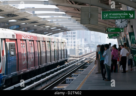 Bangkok, Thailand, wartende Fahrgäste auf der Plattform des Phloen Chit Skytrain Stockfoto