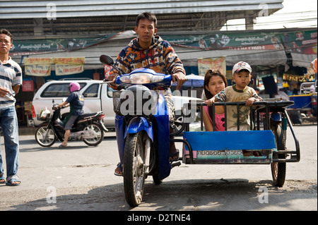 Chiang Mai, Thailand, eine Familie mit einem Scooter und Beiwagen auf der Straße Stockfoto