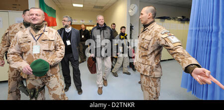 Tschechische Provincial Reconstruction Team verlässt Logar Provinz in Afghanistan nach fünf Jahren. Soldaten haben während dieser Zeit 141 Wiederaufbau-Projekte abgeschlossen. Soldaten gelten Verpackungstechnik eine Militrary in Containern in Kabul, Afghanistan, 1. Februar 2013. Erster Stellvertreter des Ministers für auswärtige Angelegenheiten Jiri Schneider (ohne einheitliche links in der Mitte), erste stellvertretende Verteidigungsminister minister Vlastimil Picek (Mitte) und erster Stellvertreter, der Chef des Generalstabs Miroslav Zizka (links) im Bild beim Betrachten eines Krankenhauses Flughafen Kabul, wo die tschechischen Soldaten auch im Moment arbeiten, Stockfoto