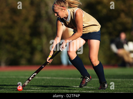 Juniata College Spieler steuert den Ball während der Landmark Konferenz Feldhockey-Meisterschaft gegen katholische Universität. Stockfoto