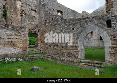 Mittelalterliche Ruinen. Garten von Ninfa. Lazio Rom. Italien. Stockfoto