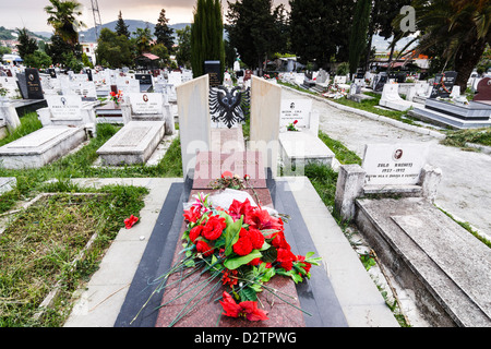 Grab des kommunistischen Diktators Enver Hoxha Albaniens auf Sharra Friedhof, wo sein Körper ohne Pracht 1992 verschoben wurde. Stockfoto