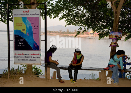 SOP Ruak, Thailand, Besucher spielen Karten neben ihnen eine Übersichtskarte der region Stockfoto
