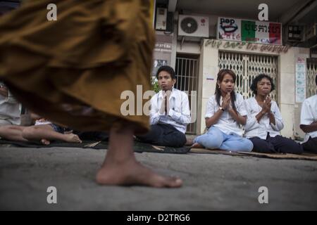 Phnom Penh, Kambodscha - Trauergäste versammeln sich auf den Straßen vor den Trauerzug der ehemaligen kambodschanischen Königs Norodom Sihanouk Freitag, 1. Februar 2013 in Phnom Penh, Kambodscha. (Kredit-Bild: © David Longstreath/ZUMAPRESS.com) Stockfoto