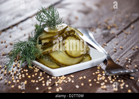 Frische Gurkenscheiben auf einen kleinen Teller Stockfoto