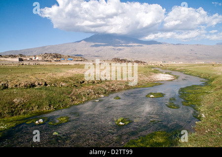 Ein kleiner Bach von den Hängen des Mount Ararat, oder Agri Dagi, einem ruhenden Vulkanmassiv thront über einem kleinen Dorf in Ostanatolien, Türkei ausgeführt. Stockfoto