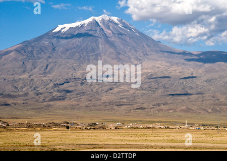 Der Berg Ararat, oder Agri Dagi, eine schneebedeckte ruhenden Vulkanmassiv thront über einem kleinen Dorf in Ostanatolien, Türkei. Stockfoto