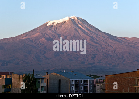 Der Berg Ararat, oder Agri Dagi, eine schneebedeckte ruhenden Vulkanmassiv thront über der Stadt Dogubeyazit in der östlichen Anatolien, Türkei. Stockfoto