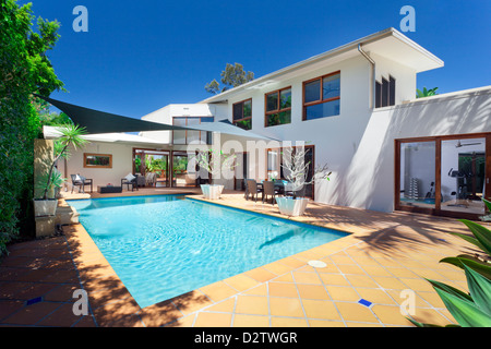 Moderner Garten mit Swimming Pool in australischen Herrenhaus Stockfoto