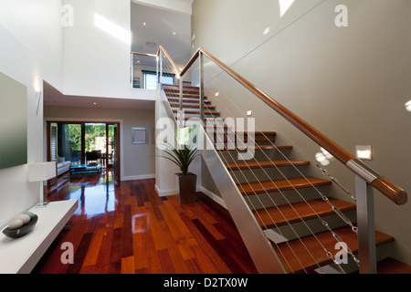 Stilvolles Haus Interieur mit Treppe Stockfoto