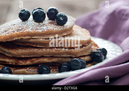 Gold Stapel von Pfannkuchen mit frischen Heidelbeeren Stockfoto