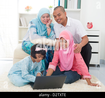 indonesische Malaiisch Familie eine gute Zeit surfen internet Stockfoto