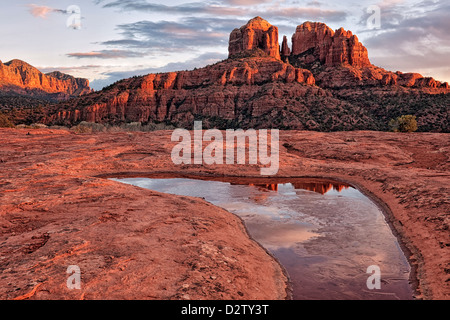 Letztes Licht taucht die eisige Reflexion des Arizonas Cathedral Rock und das Red Rock Country von Sedona. Stockfoto