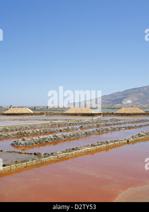 Die Salinen auf der Salzstraße zwischen Trapani und Marsala, Sizilien, Italien Stockfoto