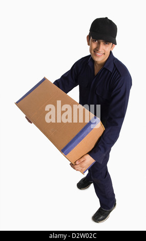 Lieferung Mann hält einen Karton Stockfoto