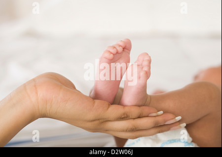 Baby Füße auf die Hand einer Frau Stockfoto