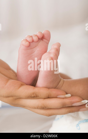 Baby Füße auf die Hand einer Frau Stockfoto