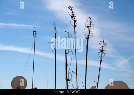 Blick über die Dächer in Marrakesch, Marokko mit Antennen und Satellitenschüsseln Stockfoto