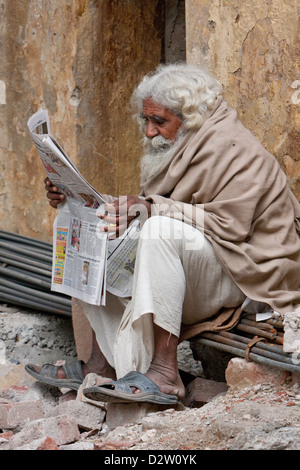 Indien, Rishikesh. Bärtiger alten Mann Hindi Zeitung lesen. Stockfoto