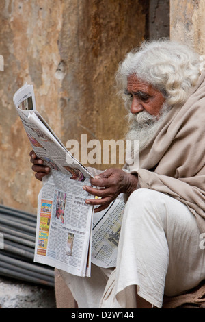 Indien, Rishikesh. Bärtiger alten Mann Hindi Zeitung lesen. Stockfoto