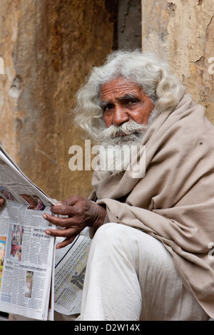 Indien, Rishikesh. Bärtiger alten Mann Hindi Zeitung lesen. Stockfoto