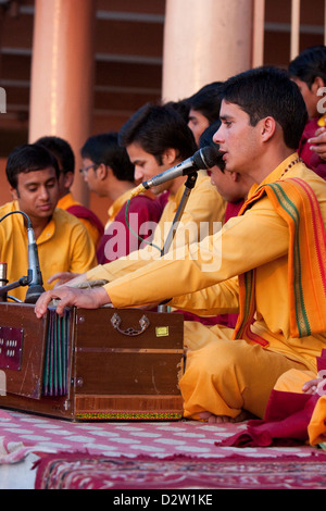 Indien, Rishikesh. Mönch singen Abendgebet (Aarti) im Parmarth Niketan Ashram. Stockfoto