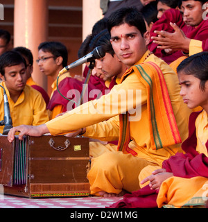 Indien, Rishikesh. Mönch singen Abendgebet (Aarti) im Parmarth Niketan Ashram. Stockfoto