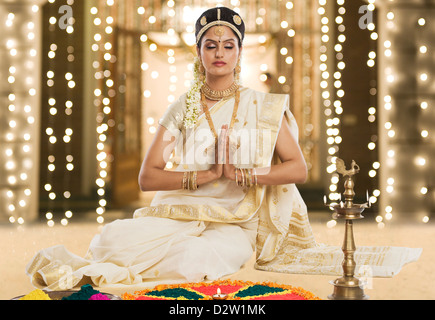 Indische Frau in traditioneller Kleidung an Durga Puja Festival beten Stockfoto