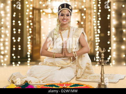 Indische Frau in traditioneller Kleidung an Durga Puja Festival beten Stockfoto