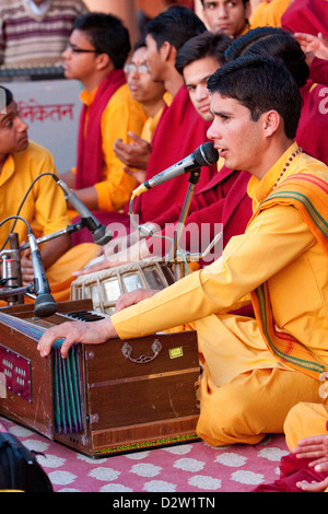 Indien, Rishikesh. Mönch singen Abendgebet (Aarti) im Parmarth Niketan Ashram. Stockfoto