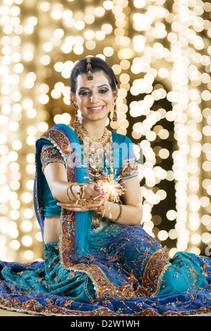Frau feiert Diwali-fest mit einer Wunderkerze Stockfoto