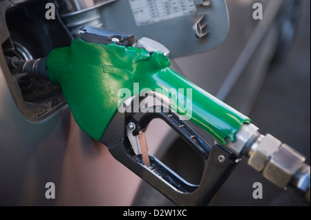 Auto betankt wird, an einer Tankstelle, New Delhi, Indien Stockfoto