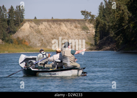 Fliegen Sie Fischer mit einem Drift Boot am Bow River, in der Nähe von Calgary, Alberta, Kanada. Stockfoto