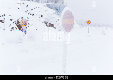 Frostiger Verkehrsschild am Flughafen Rovaniemi Finnland Stockfoto