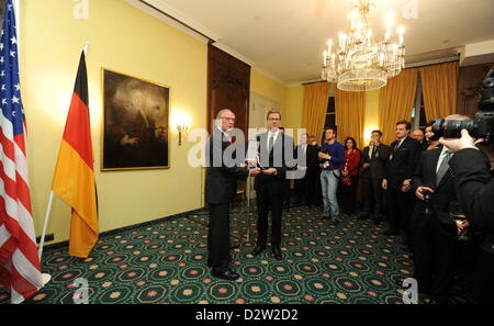 Der deutsche Außenminister Guido Westerwelle (C, FDP) übergibt dem deutschen Bundesverdienstkreuz ehemalige US-Senator Sam Nunn (L) am Ifrst Tag des 49. Münchner Sicherheitskonferenz im Bayerischer Hof Hotel in München, 1. Februar 2013. Rund 400 Teilnehmer aus über 90 Ländern nehmen an der Konferenz Teil, die läuft ab 1. Februar bis 3. Februar 2013. Foto: Tobias Hase Stockfoto