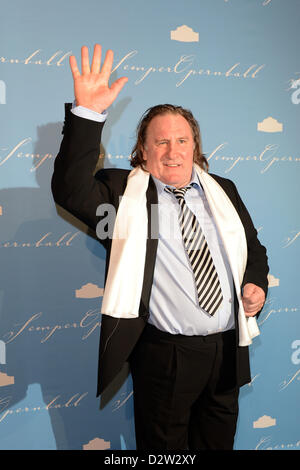 Französisch-Schauspieler Gérard Depardieu kommt für die 8. Semper Oper Ball 2013 in Dredsen, Deutschland, 1. Februar 2013. Der Wiener Opernball findet statt unter dem Motto "Dresden Verzaubert" (wörtl. bezaubernde Dresden).  Fotos: Jens Kalaene Stockfoto