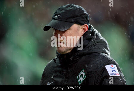 Bremens Trainer Thomas Schaaf Spaziergänge abseits des Spielfeldes in der Halbzeitpause in der Bundesliga-Fußballspiel zwischen Werder Bremen und Hannover 96 in Bremen, Deutschland, 1. Februar 2013. Foto: Carmen Jaspersen Stockfoto