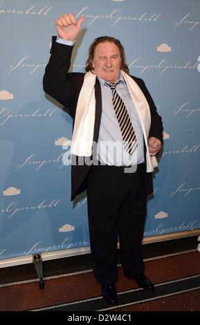 Französisch-Schauspieler Gérard Depardieu kommt für die 8. Semper Oper Ball 2013 in Dredsen, Deutschland, 1. Februar 2013. Der Wiener Opernball findet statt unter dem Motto "Dresden Verzaubert" (wörtl. bezaubernde Dresden).  Fotos: Jens Kalaene Stockfoto