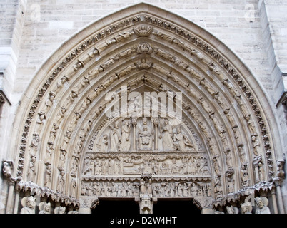 Das letzte Urteil-Portal auf der Westfassade der Kathedrale Notre Dame de Paris - Paris, Frankreich Stockfoto