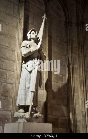 Statue von Jeanne d ' Arc im Inneren der Kathedrale Notre Dame de Paris - Paris, Frankreich Stockfoto