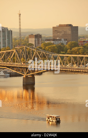 Ottawa-Sonnenuntergang über Fluss mit historischer Architektur. Stockfoto