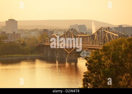 Ottawa-Sonnenuntergang über Fluss mit historischer Architektur. Stockfoto