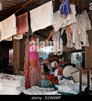 Wäsche im Slum in der Nähe von Colaba und World Trade Center Mumbai (Bombay) Indien Stockfoto