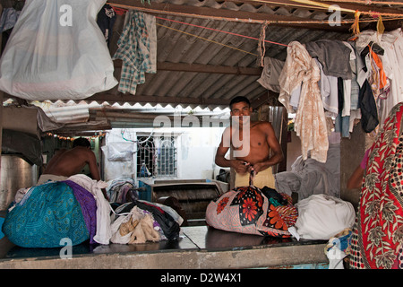 Wäsche im Slum in der Nähe von Colaba und World Trade Center Mumbai (Bombay) Indien Stockfoto