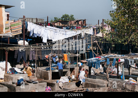 Wäsche im Slum in der Nähe von Colaba und World Trade Center Mumbai (Bombay) Indien Stockfoto