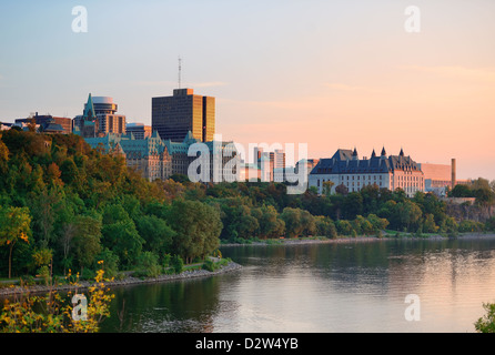 Ottawa-Sonnenuntergang über Fluss mit historischer Architektur. Stockfoto